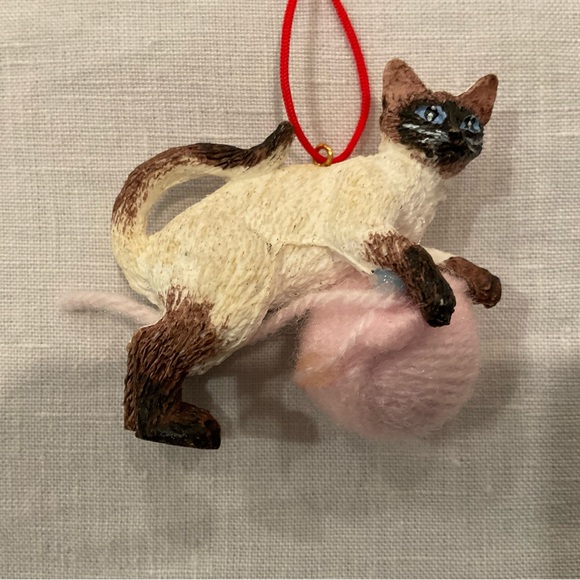 Duo of Vintage Cat Ornaments Playing with Balls of Yarn in EVC - Picture 2 of 13